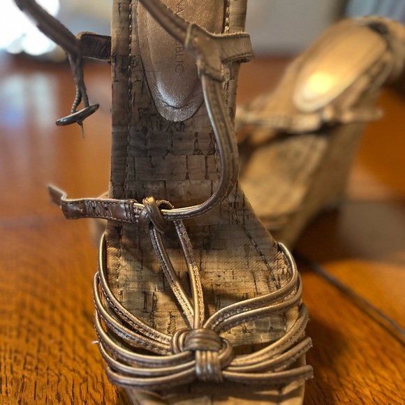 🍌Banana Republic thick, cork-like heals!🍌 - Picture 4 of 12